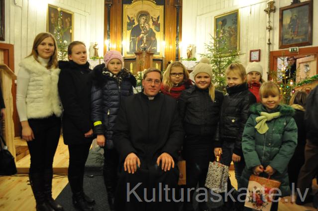 Ziemassvētku pasākums 24.12.2013.vakarā pirms dievkalpojuma Augustovas baznīcā, pr. O.Misjūns kopā ar bērniem pēc pasākuma